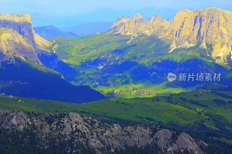 在Sudtirol Dolomites, Val Gardena Pass的日出